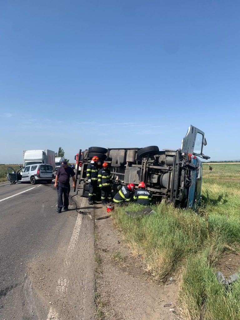 (UPDATE) Carambol pe DN 1 B. Un camion încărcat cu carne și 2 mașini s-au ciocnit (FOTO)