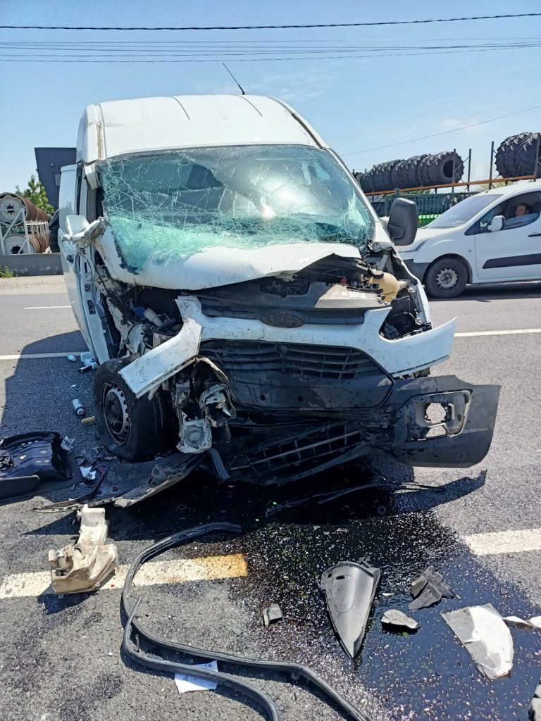 Coliziune între o autoutilitară și un autotren pe DN2E85! Doi tineri au fost răniți