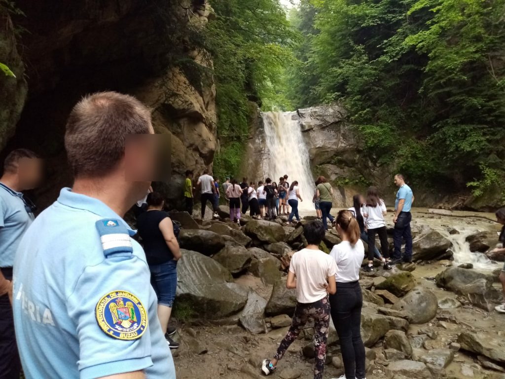 Vacanță de neuitat pentru zeci de copii din centrele DGASPC, oferită de jandarmii buzoieni. Copiii s-au distrat dar au și învățat lucruri utile