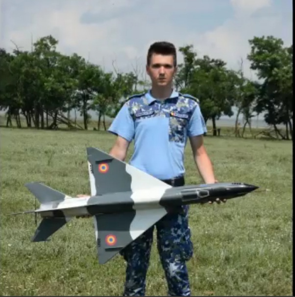 Un avion Mig 21 Lancer, ”construit” la Boboc! Aeromodelul a fost realizat de un elev. Cum a reușit