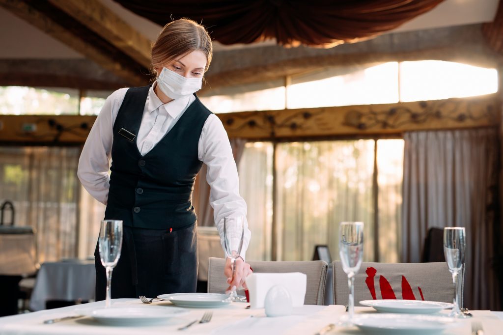 Industria HoReCa, îngenuncheată de pandemia de coronavirus. Anda Antohe, managerul hotelului Pietroasa: ”Pentru multe firme, ajutorul de la stat poate veni prea târziu”
