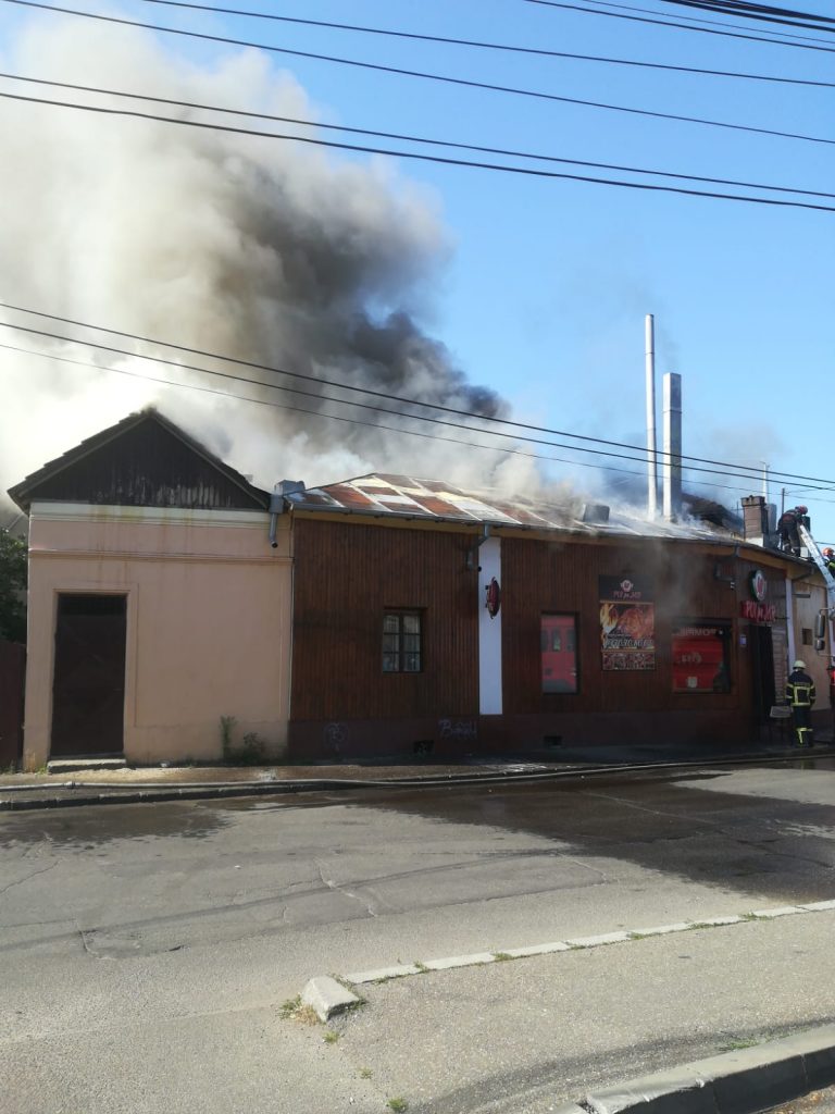 Incendiu la pizzeria Toscana. Arde bucătăria