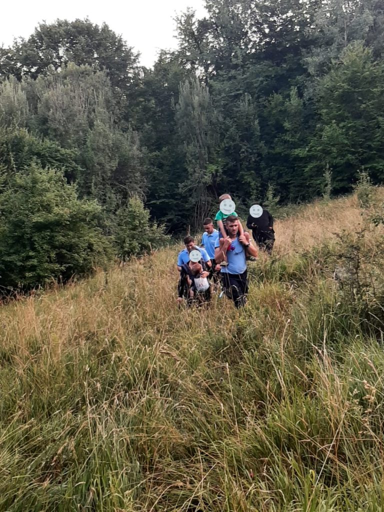 Familie cu copii mici, rătăcită în sălbăticie. Cum a decurs operațiunea de salvare (FOTO)