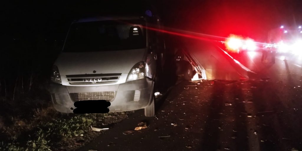 Încă un accident pe DN2 E85. Un camion a lovit două autoutilitare oprite pe marginea drumului