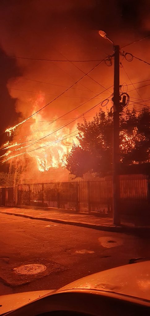 Depozit de mobilă, cuprins de flăcări. Incendiul a fost lichidat după o oră. Au fost degajări mari de fum