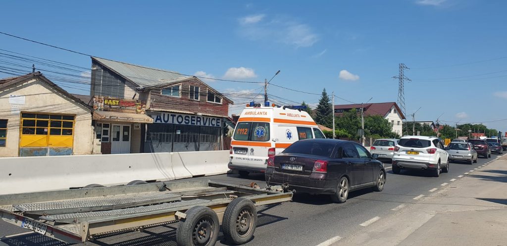 Separatoare de sens, montate pe nervii șoferilor! Coloana de mașini se întinde pe sute de metri, de la podul Mărăcineni, spre Râmnicu Sărat