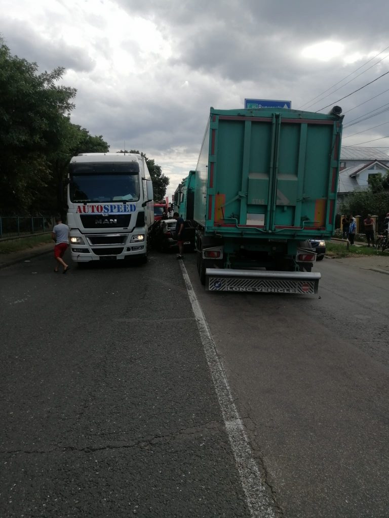 La un pas de o nouă tragedie pe E85! Autoturism, captiv între două camioane
