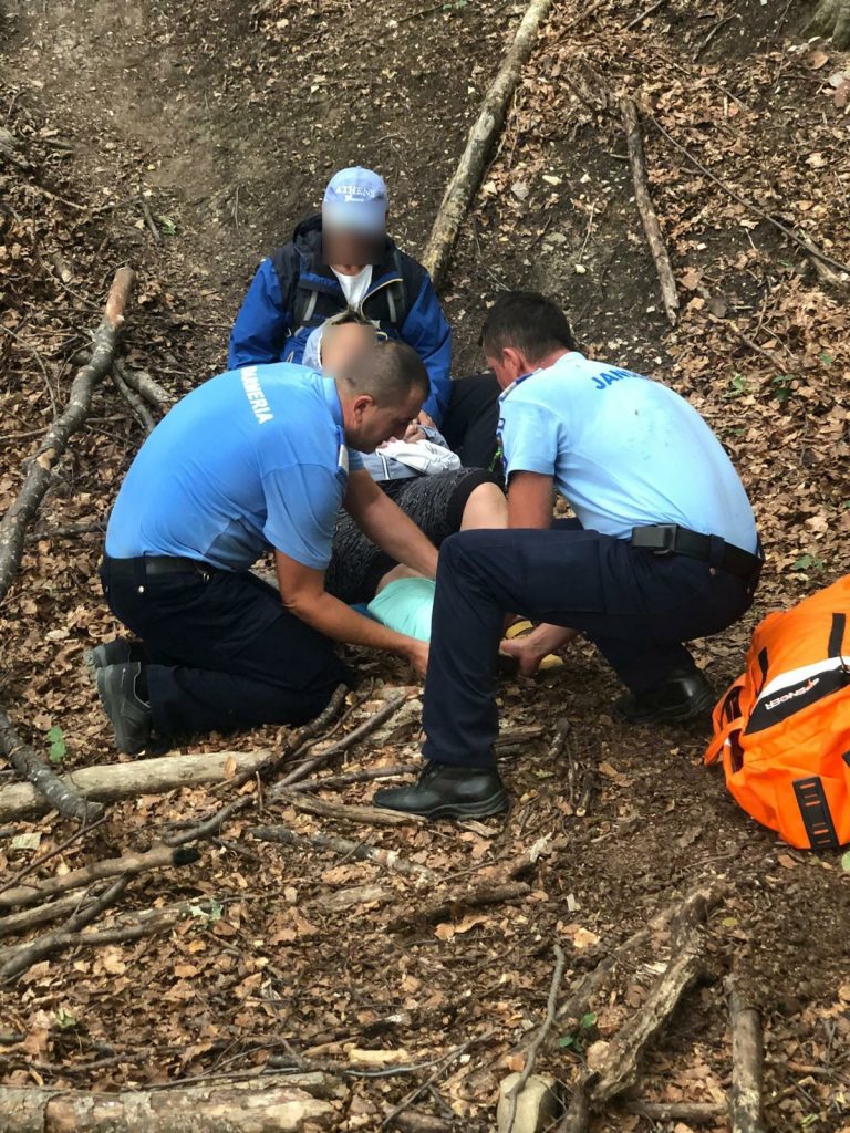 Drumeție cu peripeții! Ce a pățit o femeie, aflată la plimbare, în Munții Buzăului, cu soțul și cei doi copii. Jandarmii au intervenit de urgență (video)