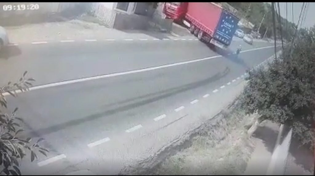 Imagini care taie răsuflarea oricui. Cum a reușit un buzoian să evite, la milimetru, o tragedie. O bătrână a sărit în fața TIR-ului iar ce a făcut șoferul e incredibil (VIDEO)