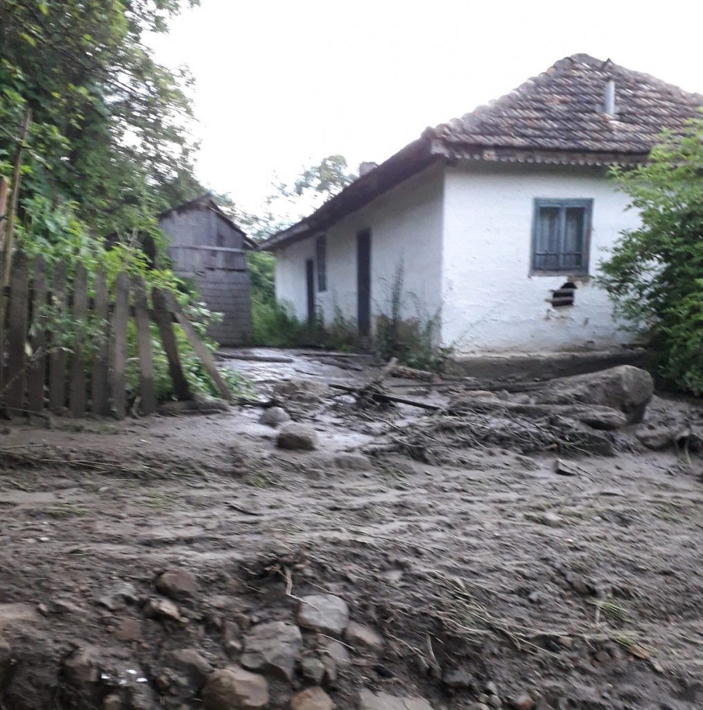 Drum blocat timp de două luni, la Gura Teghii, de bolovani imenși. 7 gospodării au fost izolate