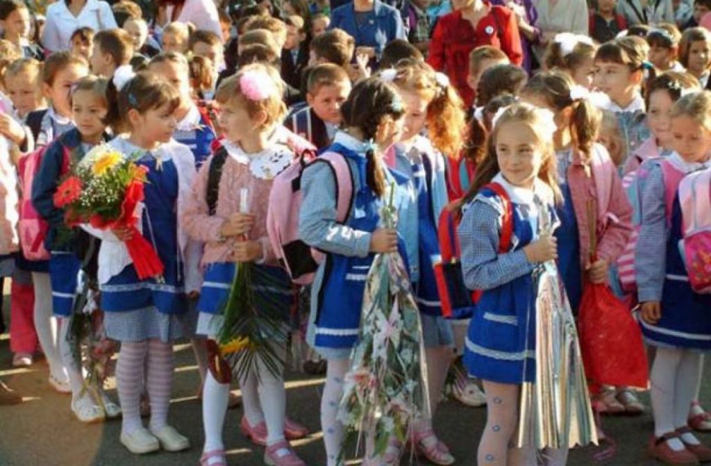 Cum va începe anul școlar 2021-2022. Ce se întâmplă cu ceremoniile din prima zi, în ce situaţii masca de protecţie nu va fi purtată la şcoală