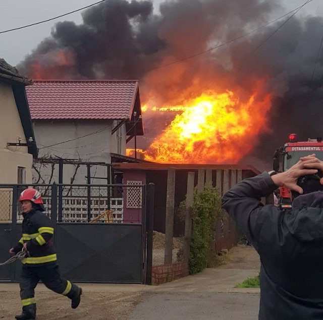 (VIDEO) ULTIMA ORĂ: Arde o casă la Săhăteni! O femeie primește îngrijiri medicale