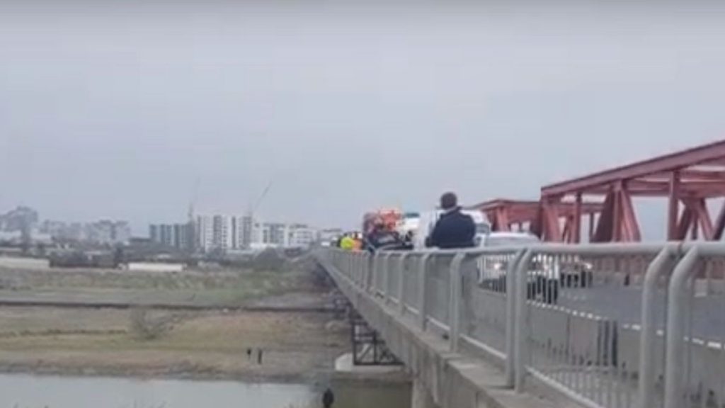 O tânără a amenințat că se aruncă de pe pod, la Mărăcineni. Ce a împins-o spre gestul extrem și cum s-a terminat totul