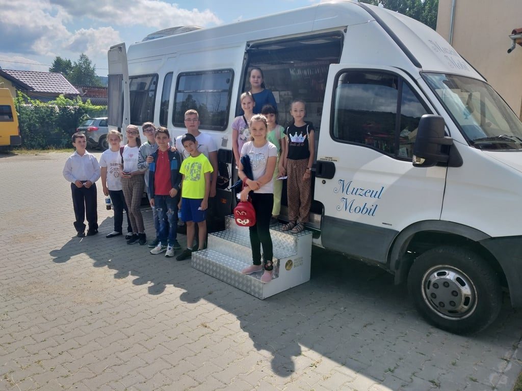 ”Museum Bus”, proiect cu rezultate peste așteptări! Aproape 1500 de copii din satele buzoiene ”au pășit” pentru prima dată într-un muzeu
