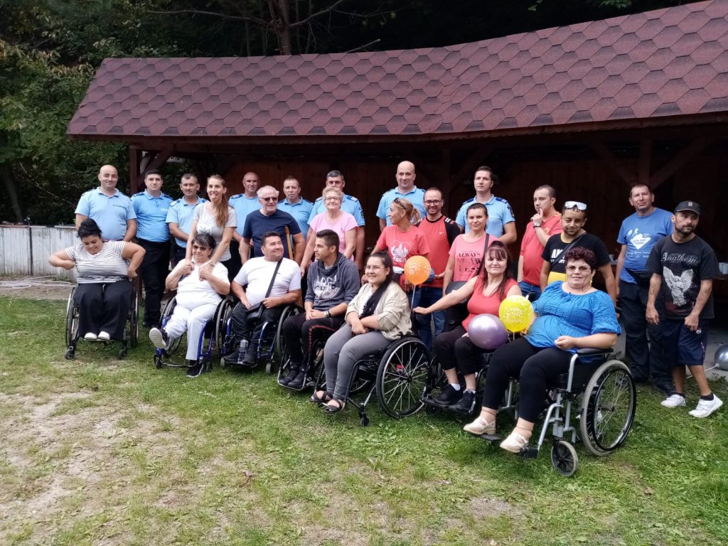 Persoane cu dizabilități care nu au urcat niciodată pe munte, ajutate de jandarmi să-și împlinească visul. S-au dat și pe tiroliană (FOTO)
