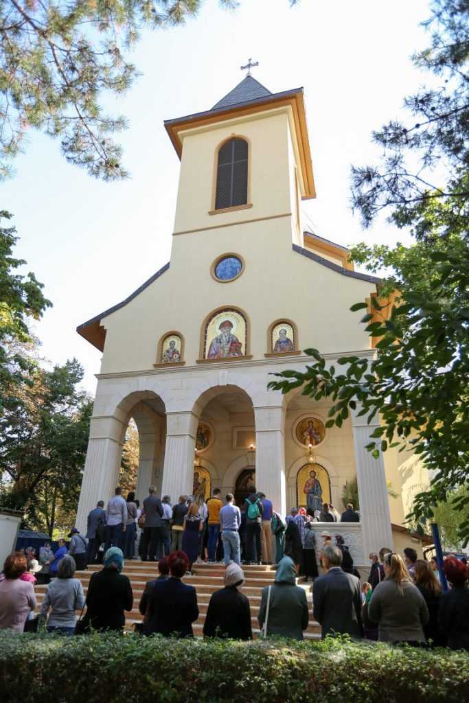 Biserică din Buzău, a cărei construcție a durat 20 de ani, sfințită, în sfârșit. La ceas de sărbătoare, locașul de cult, plin de preoți și credincioși  (FOTO)