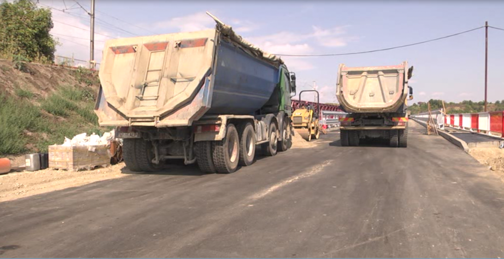 Inaugurarea e aproape! Se fac probe pe podul de la Vadu Pașii, urmează testele de rezistență