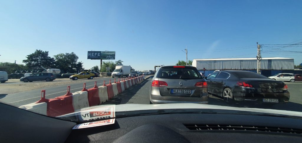 Trafic de coșmar pe DN2, la intrare în Buzău dinspre Rm.Sărat. Se înaintează în ritm de melc și cu mulți nervi. Cozile se întind pe kilometri (FOTO&VIDEO)