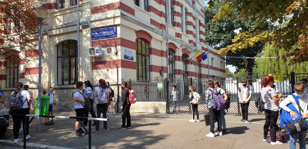 Directorul Școlii nr. 1 despre cazurile de COVID care au trimis în online zeci de elevi: ”În școală, sigur, nu s-au infectat. La noi, regulile sunt respectate”(VIDEO)