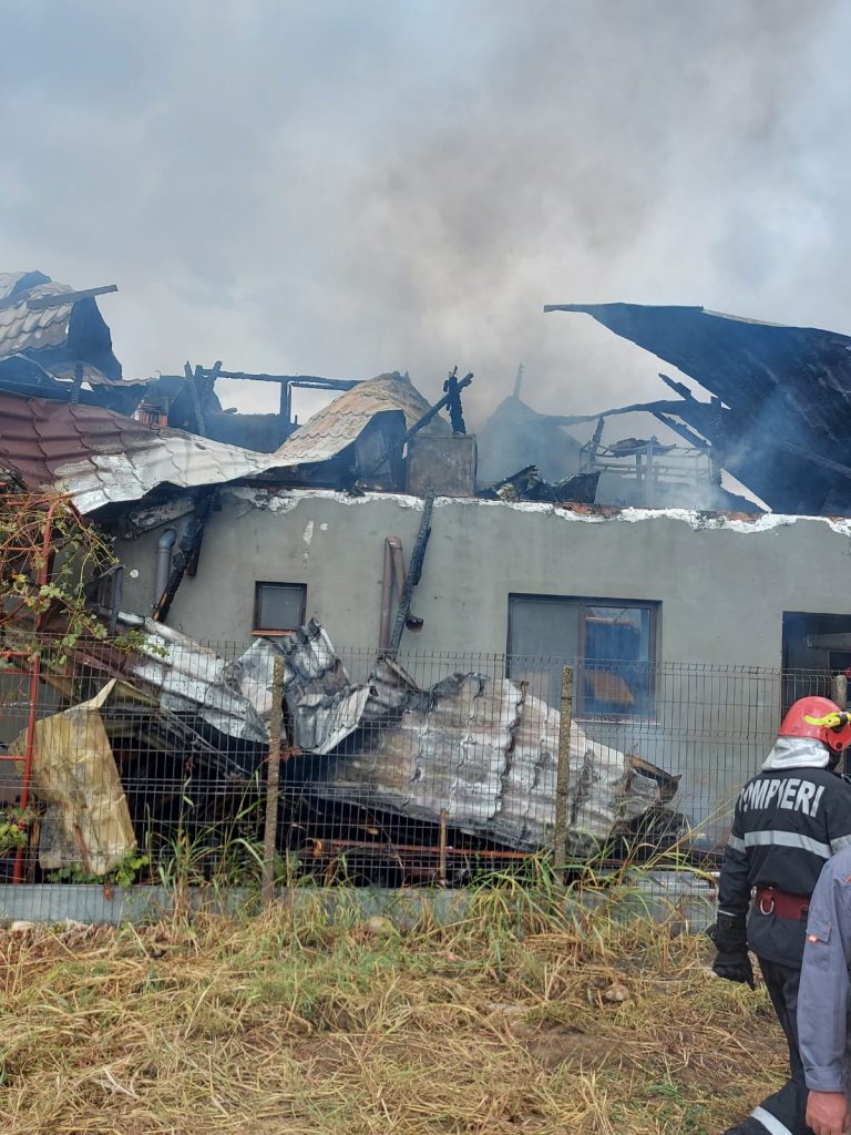 Incendiu puternic la miezul nopții! O casă a ars ca o torță, două persoane au avut nevoie de ajutorul medicilor