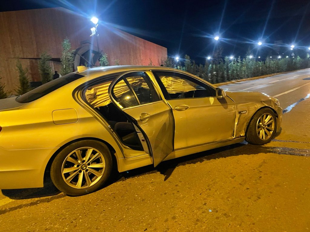 Cum arată două mașini care s-au ciocnit în oraș! Ce s-a întâmplat cu șoferii (FOTO)