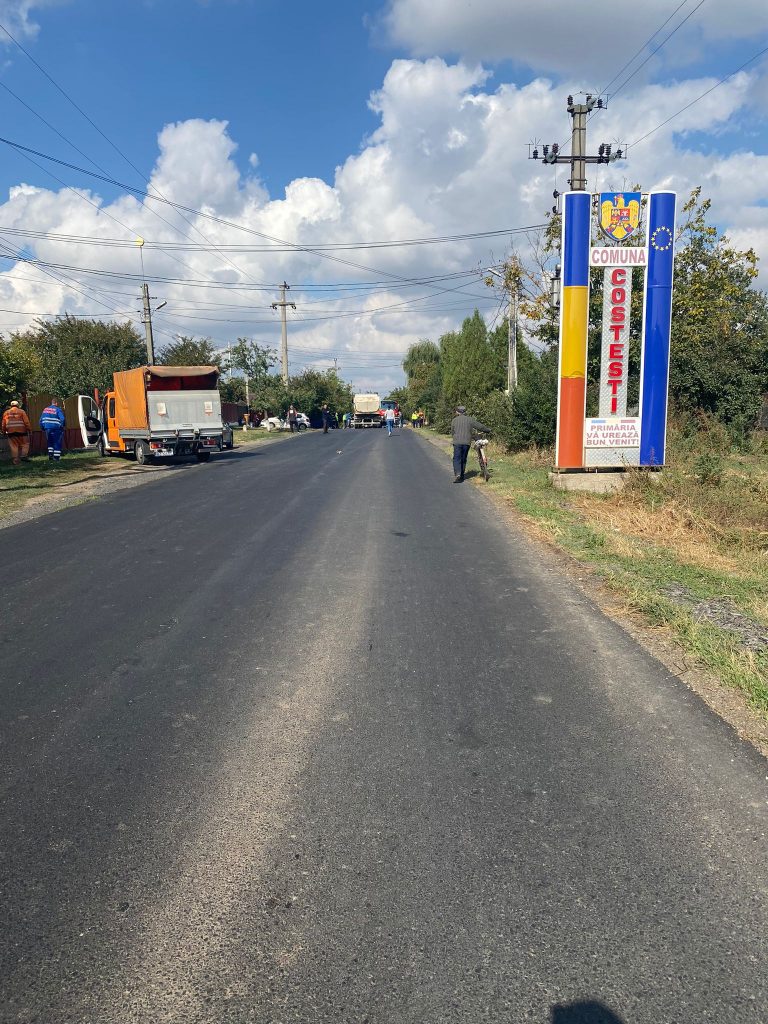 Impact între un utilaj agricol și un camion, pe DN2C, la Costești. Sunt victime (FOTO)