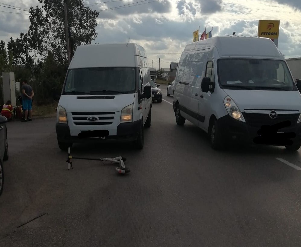 Tânăr aflat pe o trotinetă electrică, rănit în urma unui accident rutier. Victima a fost transportată la spital