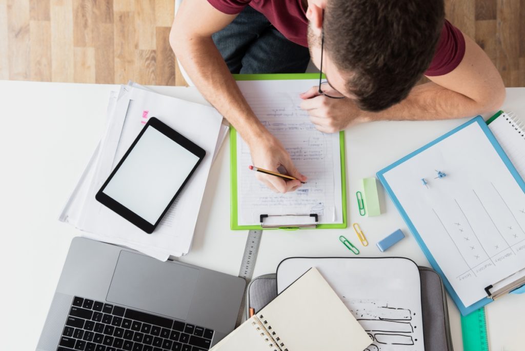 Noul an universitar stă să înceapă. Cum vor fi organizate cursurile după un an de activități online