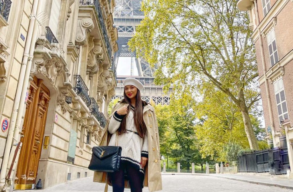 Vlăduţa Lupău la Paris. Se plimbă şi îşi tratează tusea persistentă