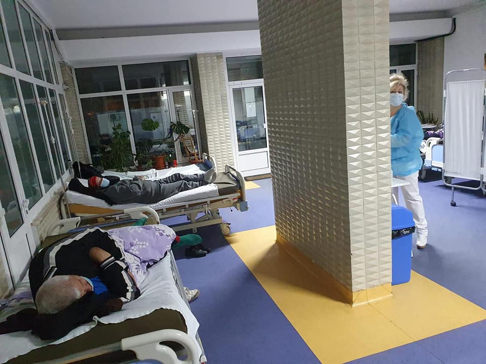 Imaginea disperării! Spitalul Județean Buzău, blocat de pacienții COVID! Bolnavii cu alte urgențe, ținuți pe holuri