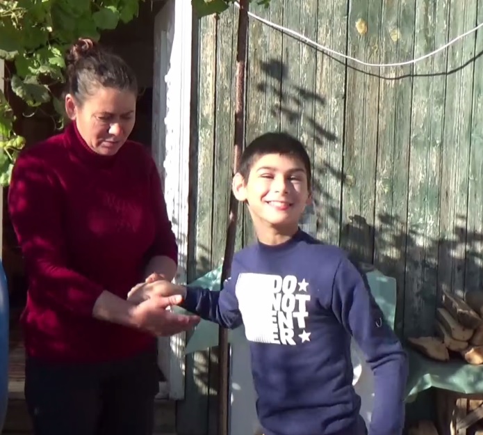 O poveste cum nici în romane nu există! Viața dură a unui copil cu dizabilități și a mamei lui, izolați într-un cătun de munte