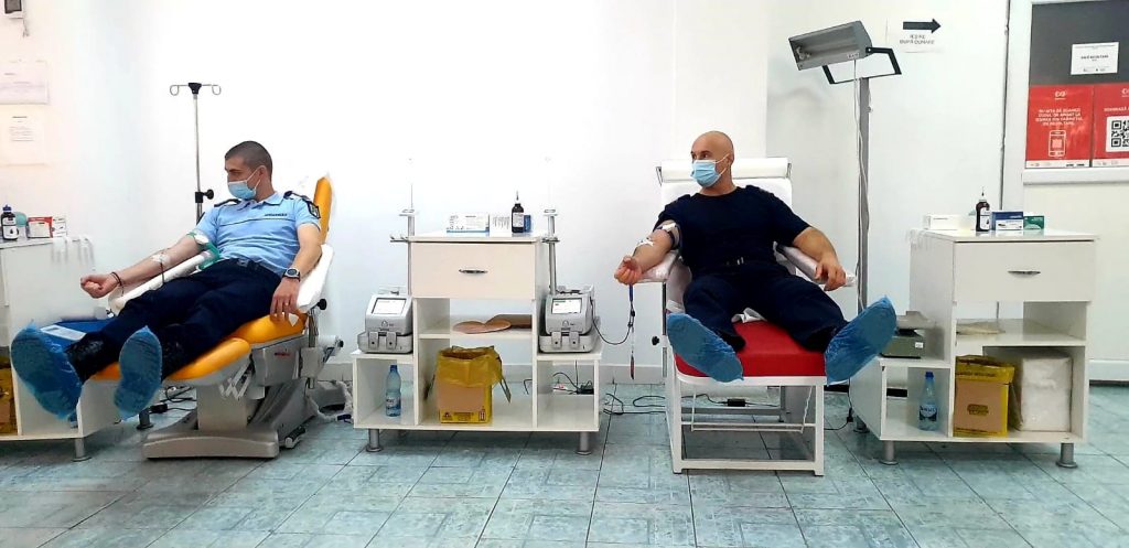 Jandarmii buzoieni donează sânge pentru viață.  Doar cu donatorii fideli se mai descurcă Centrul de Transfuzii Sanguine. Apelul medicilor către cei care pot dona sânge (FOTO)