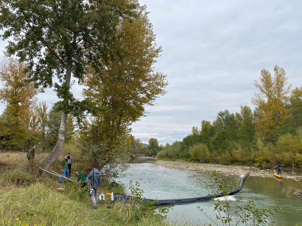 Ecologizare modernă pe râul Buzău! Imagini spectaculoase cu prima barieră colectoare de plastic din județ. În curând, vor fi montate alte două