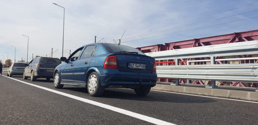 Podul de la Vadu Pașii, podul prieteniei politice, deschis vineri. Neagu i-a dăruit lui Romașcanu o bucată din panglică: ”Ia și tu, domn’ președinte, dacă tot ai venit!”