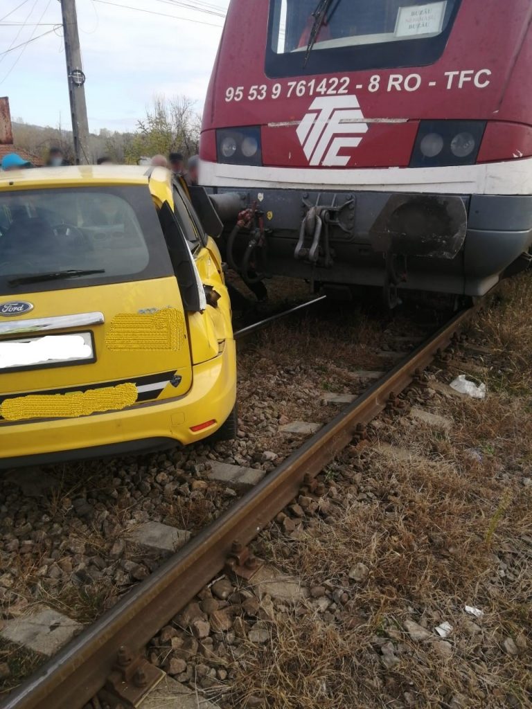 Cum au scăpat fără nicio zgârietură doi brăileni a căror mașină a fost lovită de trenul Buzău-Nehoiașu (FOTO)