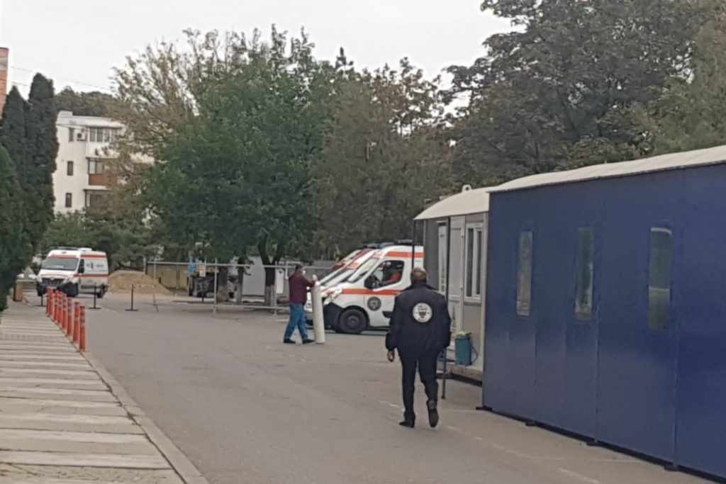 Situație din ce în ce mai dificilă din cauza numărului mare de infectări cu SARS CoV-2. Spitalul Județean este supraaglomerat, ambulanțele așteaptă chiar și 14 ore în curtea unității