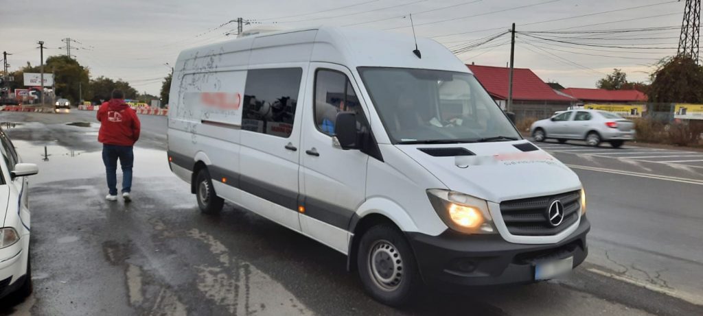 Șoferii de microbuze și camioane, prinși pe picior greșit. Mai mult de jumătate dintre cei opriți în trafic au fost sancționați