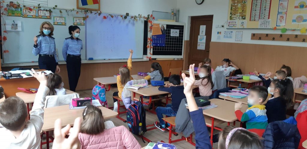 Oră de Educație Rutieră, la clasa pregătitoare. Prin joc, zeci de copii au învățat să fie responsabili pe stradă (FOTO)