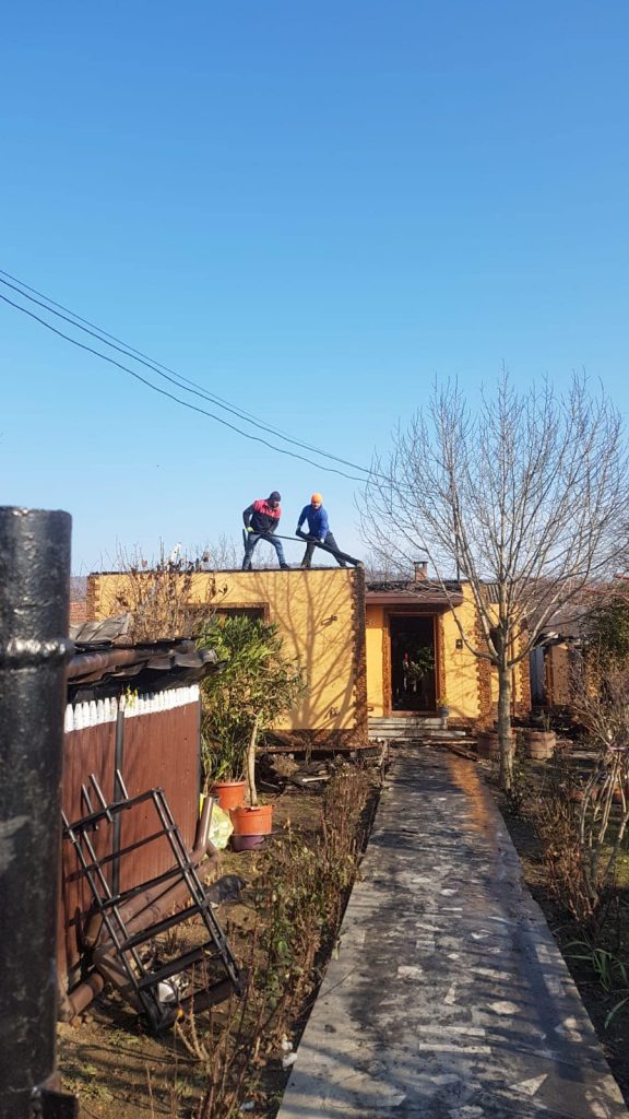 Doi soți, părinți și pentru alți copii decât ai lor, trăiesc coșmarul vieții. Toată agoniseala le-a fost mistuită de foc: “S-a năruit toată munca noastră. Dormim pe saltelele pe care le-a târât lumea din casă.” Acum, ei au nevoie de ajutor
