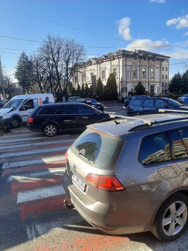 Trafic de coșmar în oraș! O tamponare cu 3 mașini implicate a dat totul peste cap