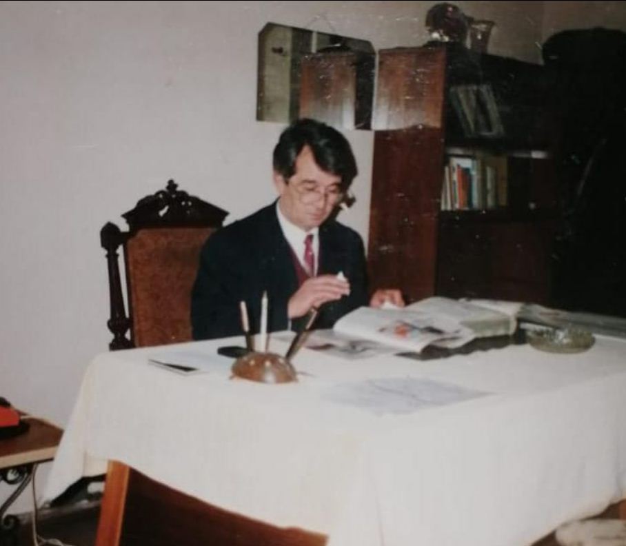 O viață de om la catedră. Elevi și colegi din Învățământ l-au condus, luni, pe ultimul drum pe profesorul Petrică Mocanu, fost director al Liceului Teoretic de la Beceni