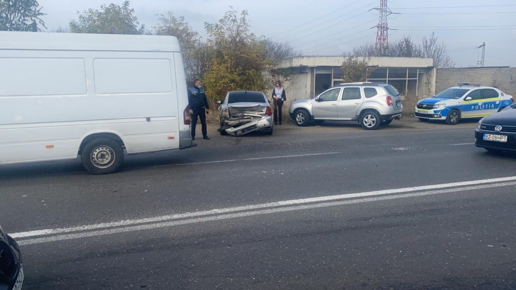 Cisternă cu oxigen medical, implicată într-un accident, pe DN 2. Pompierii au asigurat zona. Doi soți au ajuns la spital (FOTO)
