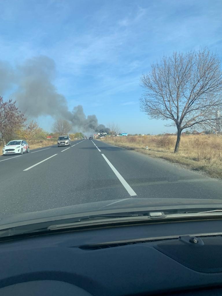 Alertă la Oreavul! Un incendiu a izbucnit la câțiva metri de un restaurant