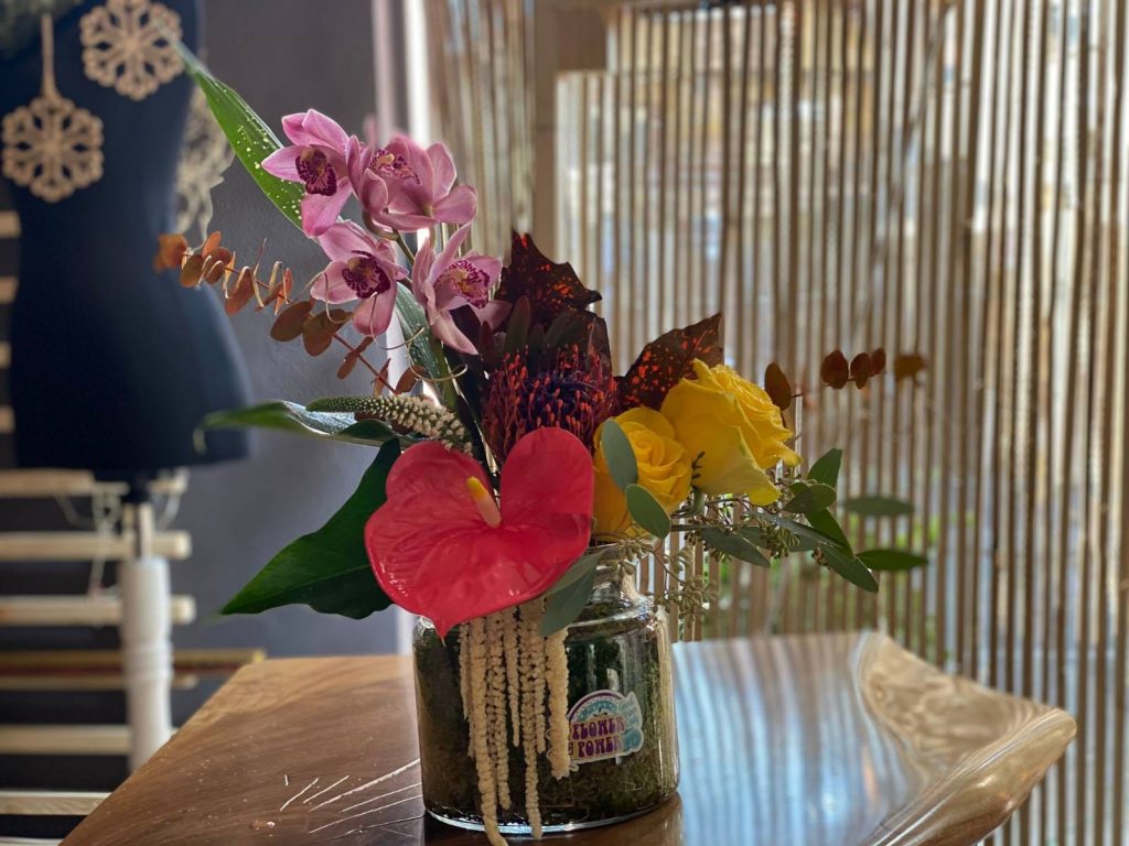 De la calcule și schițe, în lumea fascinantă a florilor. FLOWER POWER, florăria care lansează un nou concept pe piața de profil. Cine este antreprenoarea din spatele afacerii