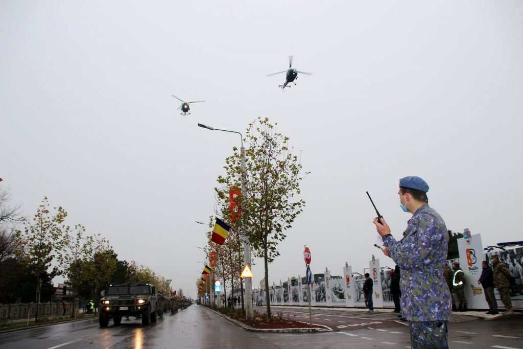 Au apărut fotografiile de la antrenamentul pentru parada militară de mâine! Care vor fi principalele momente și ce reguli de distanțare trebuie respectate. Vor fi și restricții în trafic