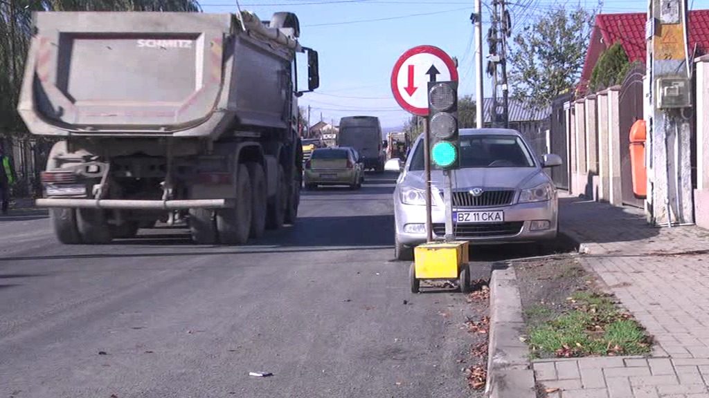 Calvarul șoferilor de pe Valea Slănicului a reînceput. Semafoarele au fost amplasate din nou la Mărăcineni ( Video)