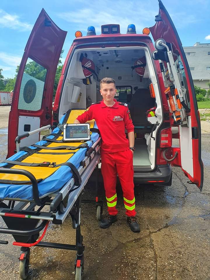 Rămas fără părinți când avea mai mare nevoie de ei, un tânăr din Buzău a devenit eroul pompierilor din București – Ilfov. Povestea lui Teo, eroul prea puțin cunoscut