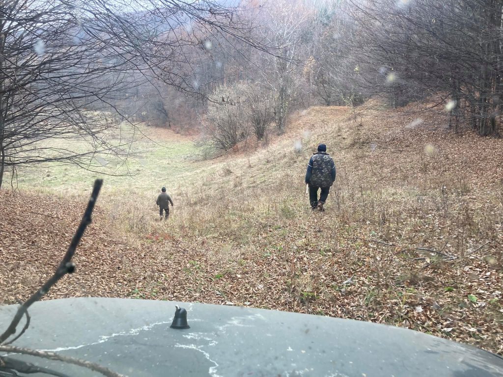 Pe urmele străbunilor. Drumul din munți, străbătut pe vremuri doar la pas sau cu căruța, ar putea prinde din nou viață. Doar bătrânii de pe Valea Buzăului își amintesc traseul exact