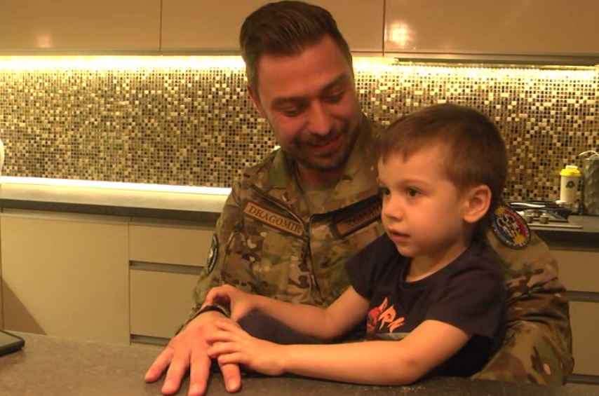 În urmă cu cinci ani, militarul supraviețuitor atacului terorist din Kandahar, astăzi tatăl fericit al unui băiețel născut chiar de Ziua Veteranilor (Video)