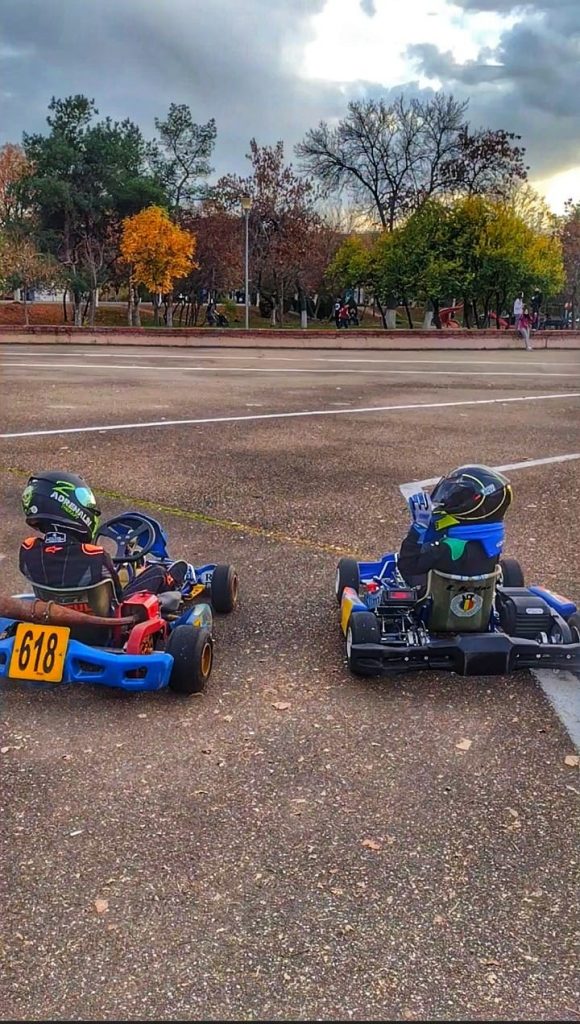 Kartingul, sportul care potolește setea de adrenalină,  dar care formează și caractere. Buzăul, printre județele în care se face performanță pe pistă, cu bani puțini, dar cu multă pasiune (FOTO&VIDEO)
